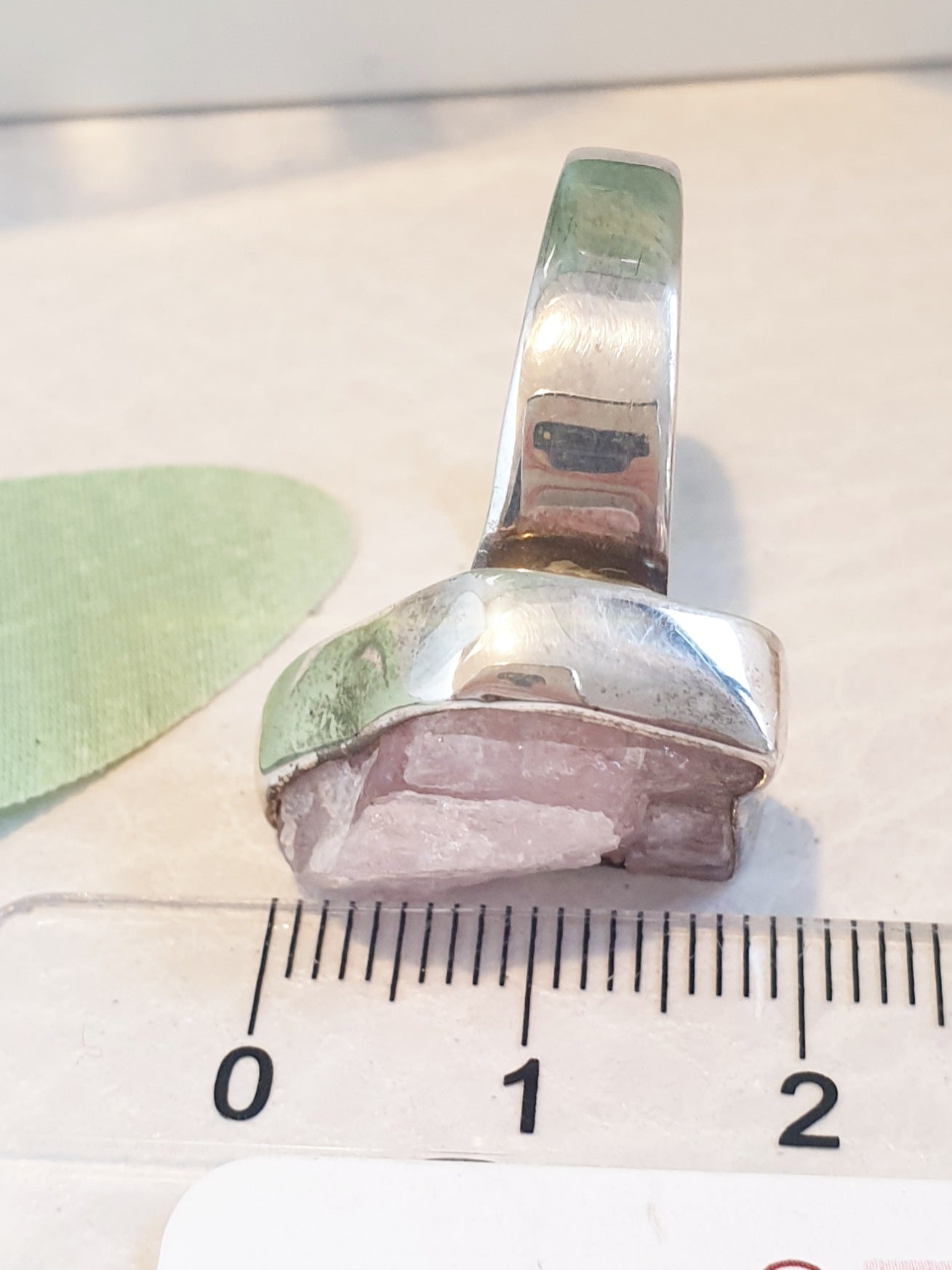 Sterlingsilberring mit ungeschliffenem Kunzit
