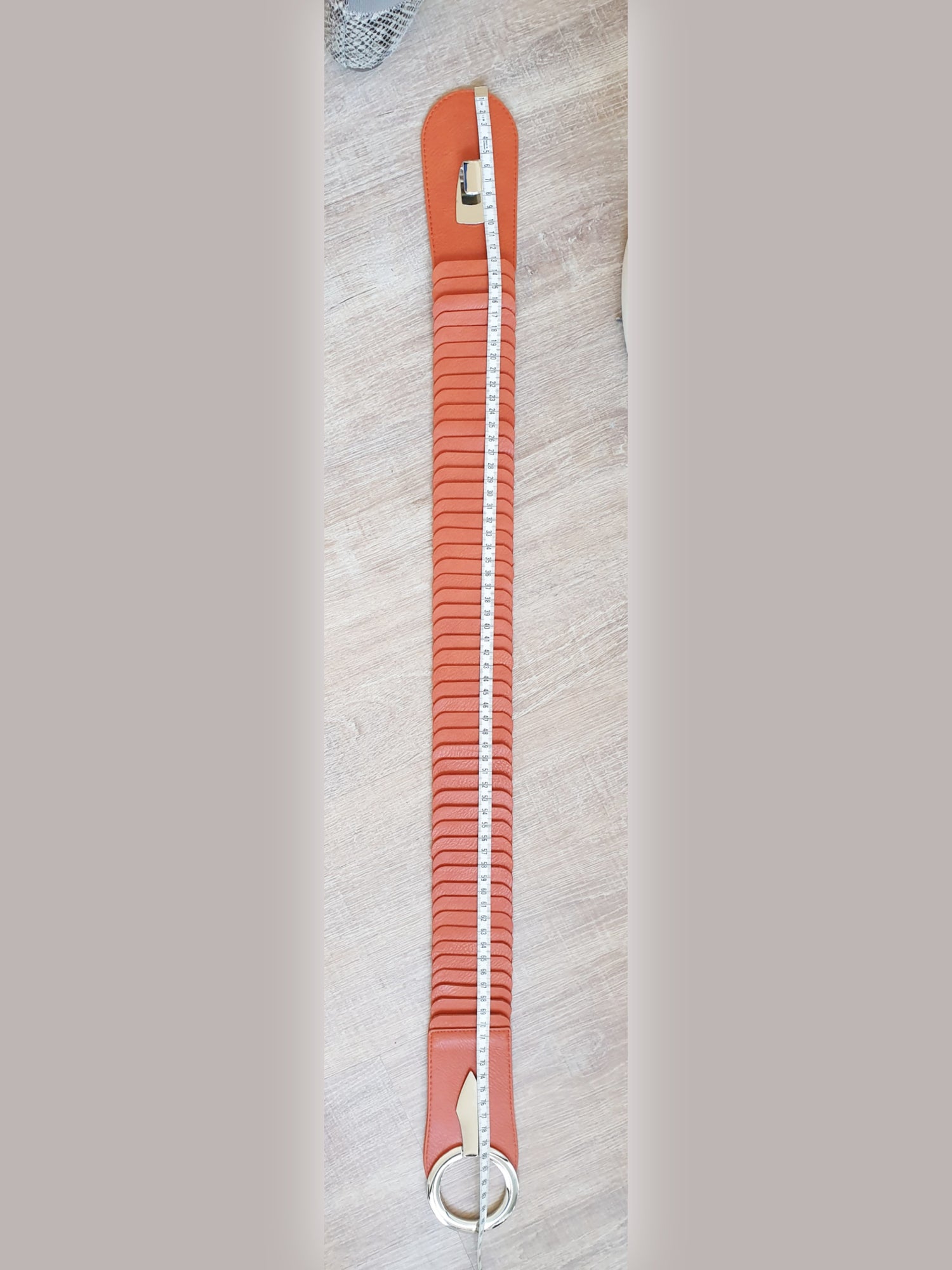 Breiter Stretchgürtel aus Kunstleder mit großer Schnalle in Silber Orange Maßband Länge