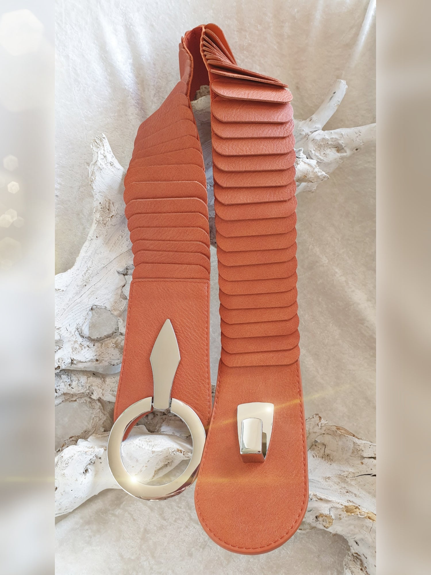 Breiter Stretchgürtel aus Kunstleder mit großer Schnalle in Silber Orange