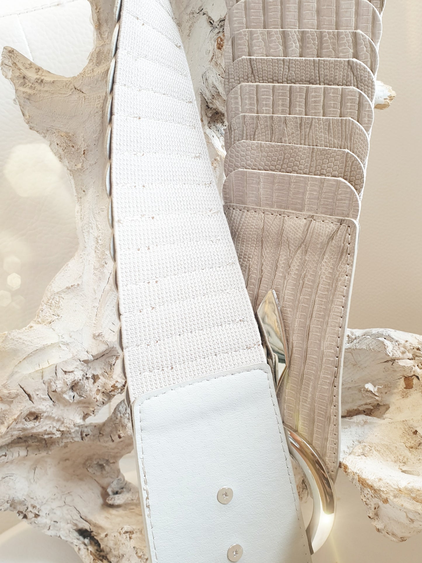 Stretchgürtel aus Kunstleder mit Krokomuster in Grau taupe Rückseite