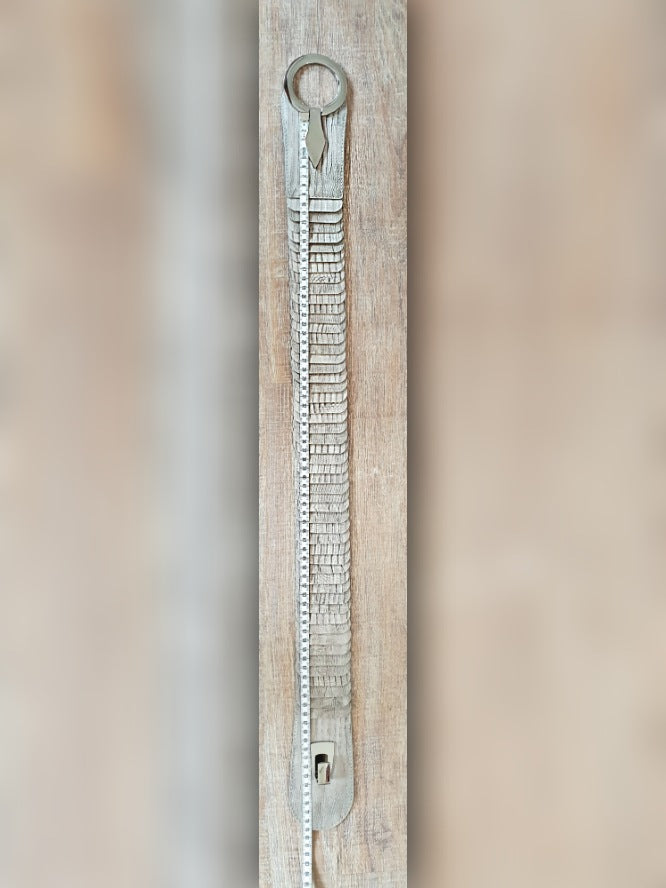 Stretchgürtel aus Kunstleder mit Krokomuster in Grau taupe