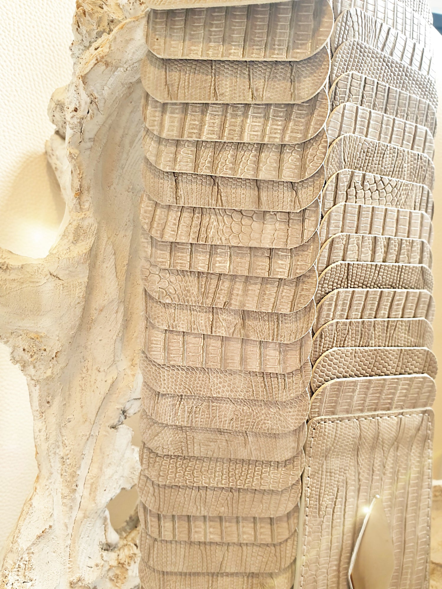 Stretchgürtel aus Kunstleder mit Krokomuster in Grau taupe
