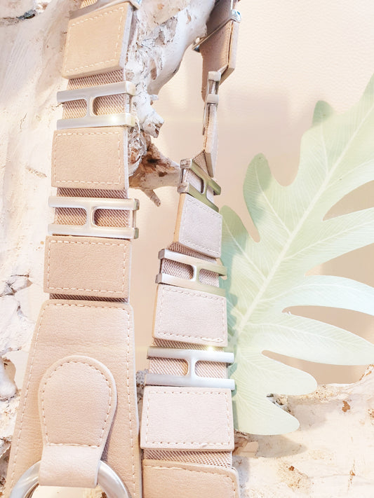 Stretchgürtel aus Kunstleder mit Metallteilen in Beige