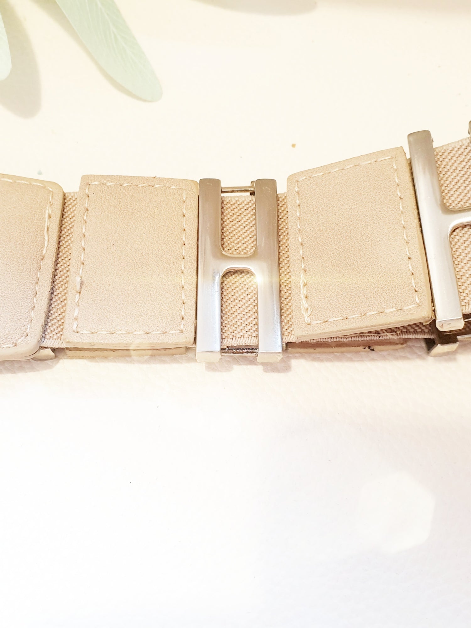 Stretchgürtel aus Kunstleder mit Metallteilen in Beige