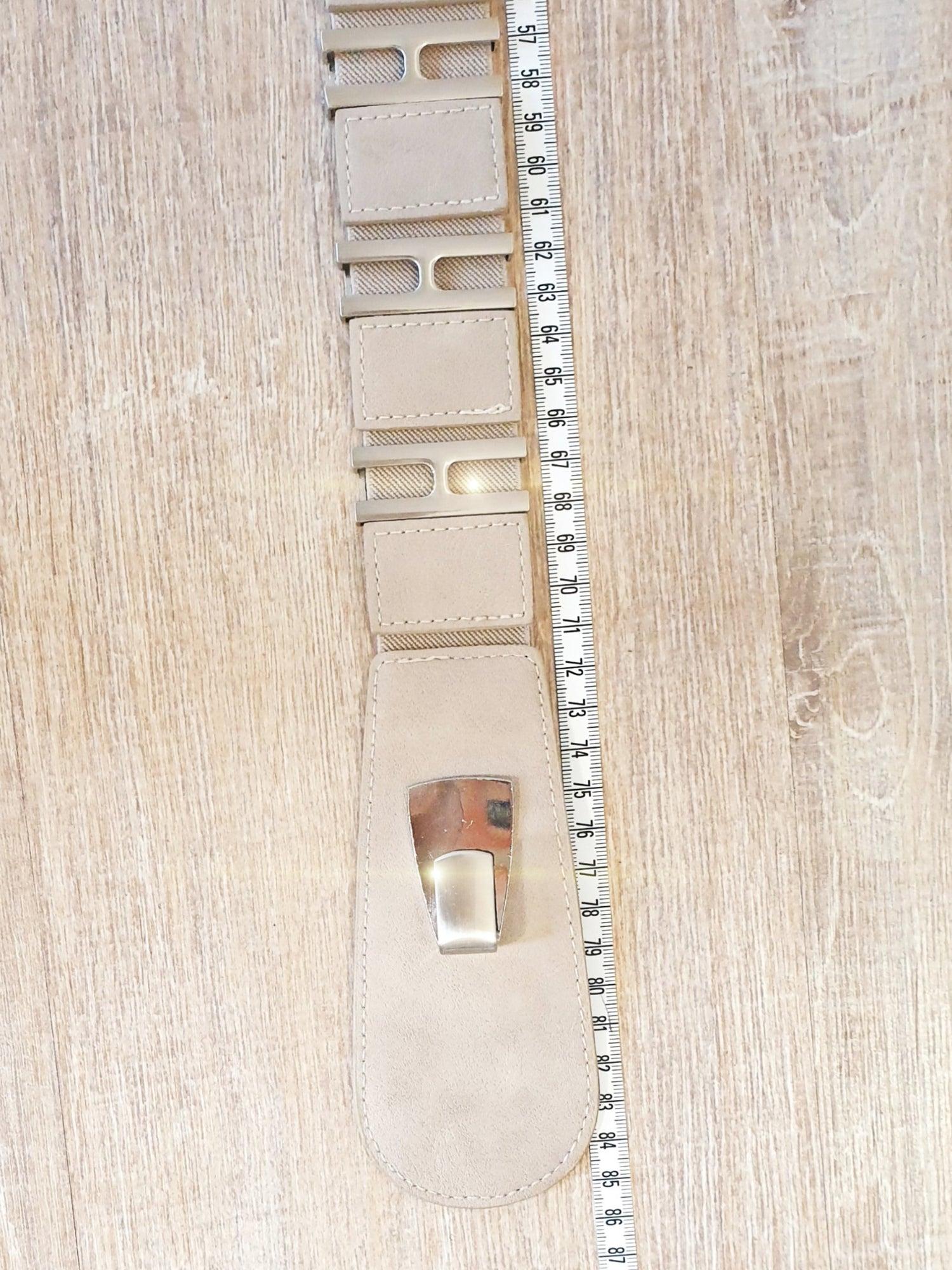 Stretchgürtel aus Kunstleder mit Metallteilen in Beige