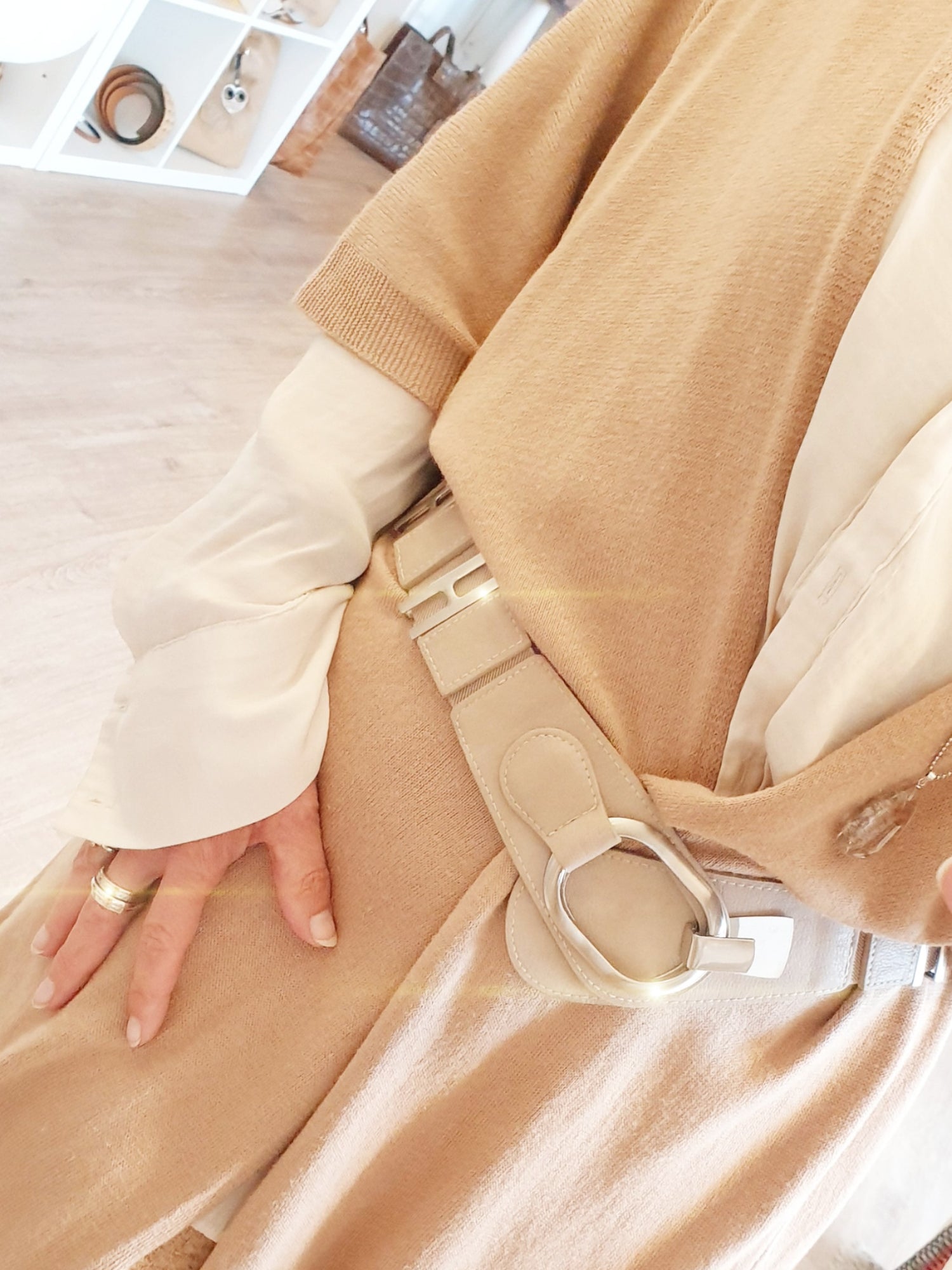 Stretchgürtel aus Kunstleder mit Metallteilen in Beige