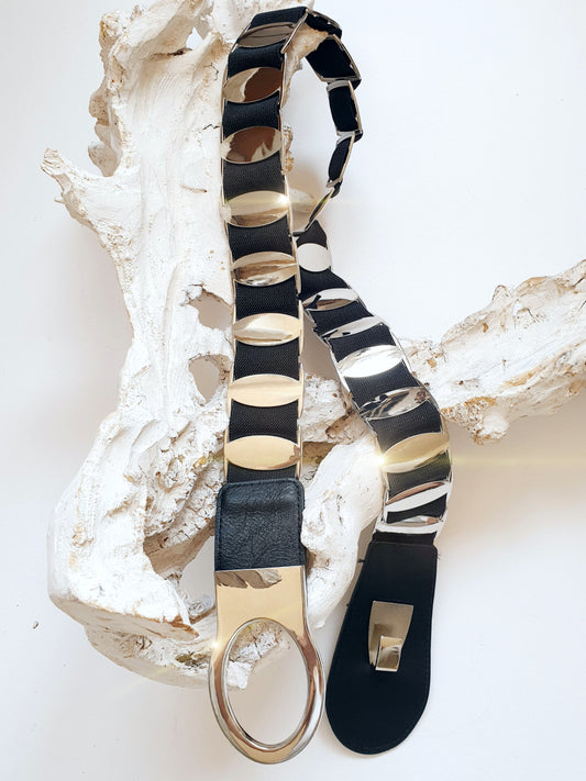 Stretchgürtel mit silberfarbenen Metallelementen in Schwarz