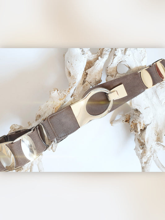 Stretchgürtel mit silberfarbenen Metallelementen in Taupe