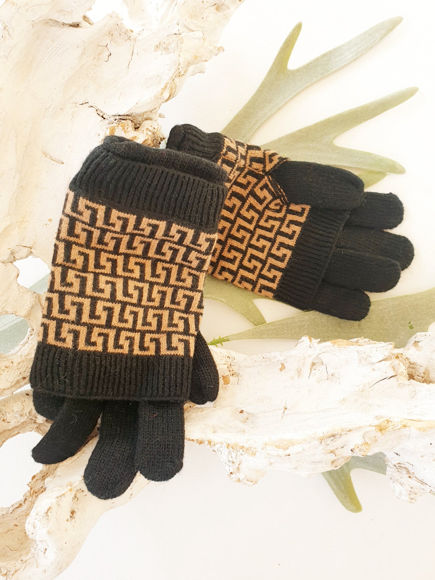 strickhandschuhe-schwarz-camel-2-teilig-1