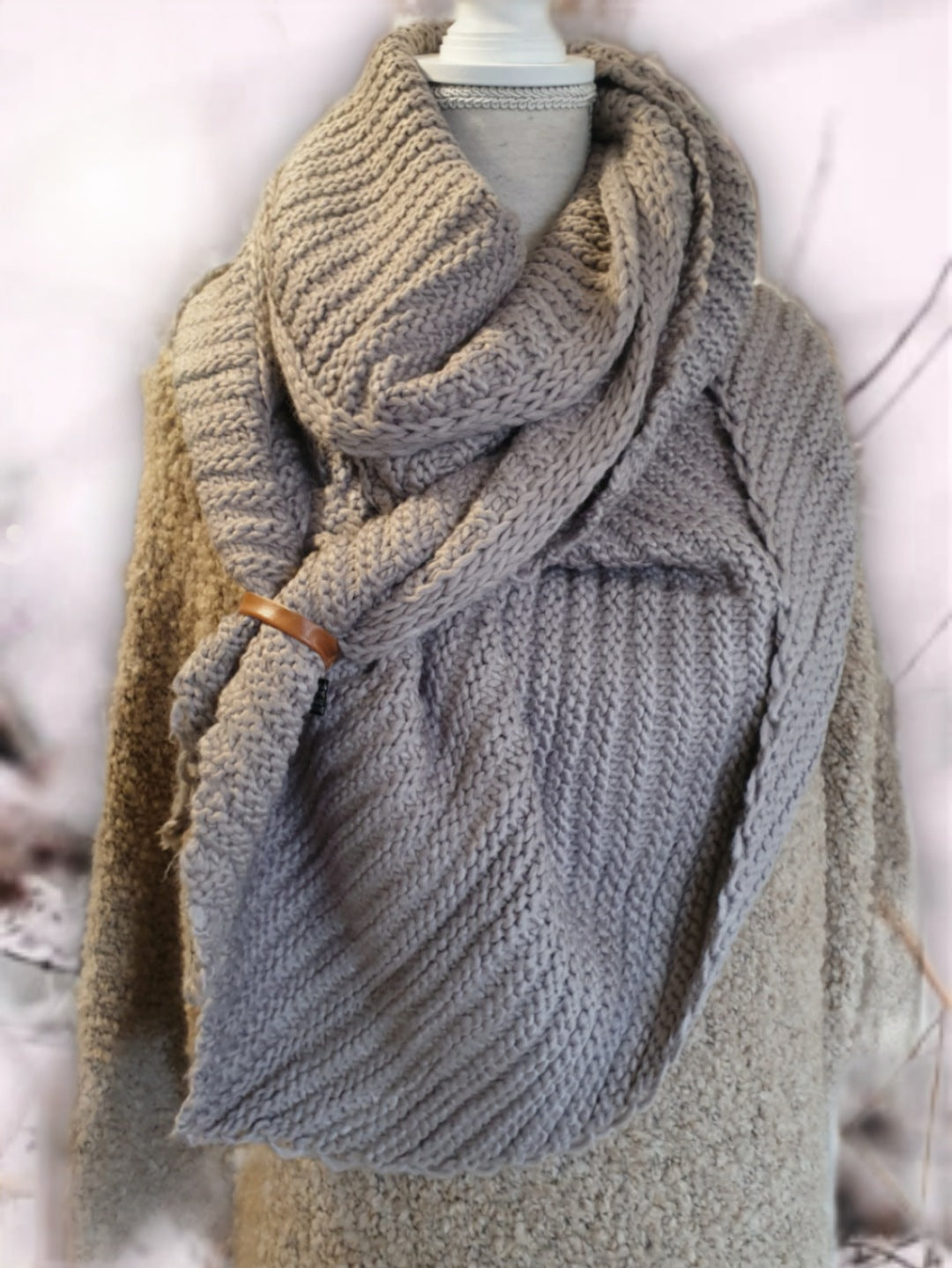 strickschal-dreieck-taupe-schlaufe-1