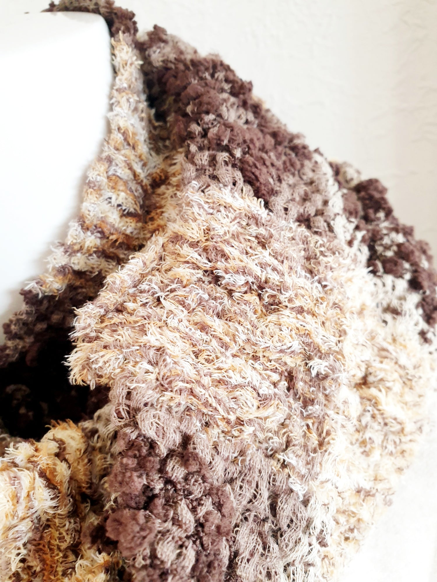 Lager Strickschal in Bouclé Optik in Braun Naturtönen