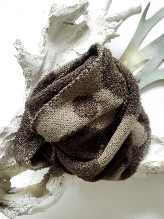 strickschal-loop-braun- taupe mit Punkten