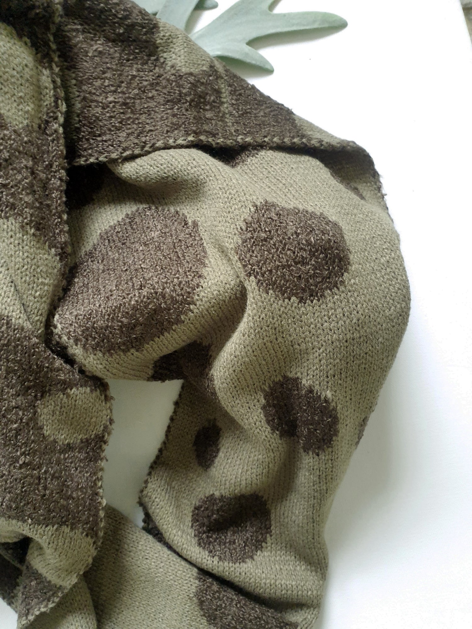 strickschal-loop-braun-oliv mit Punkten