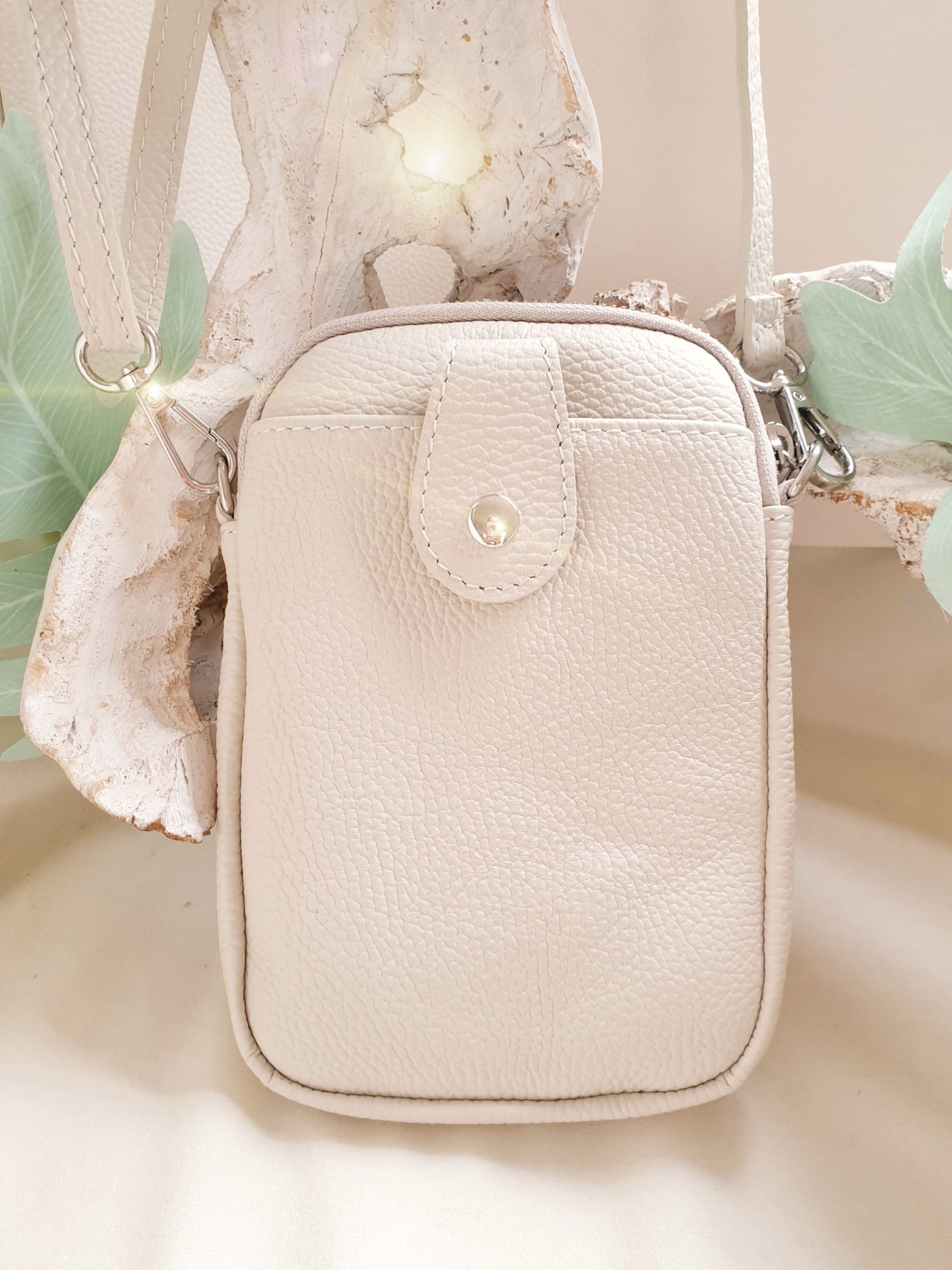 Kleine Umhängetasche aus Leder in CREME Beige