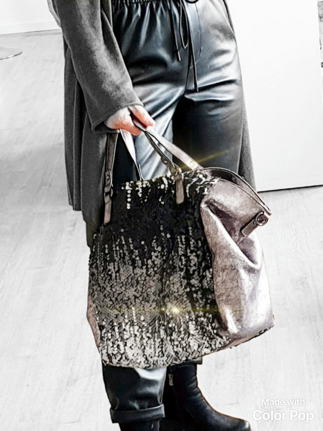 Große Ledertasche mit Pailletten in Grau Silber