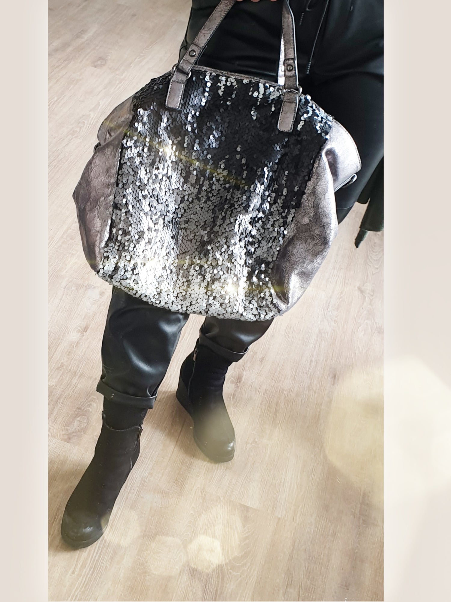 Große Ledertasche mit Pailletten in Grau Silber