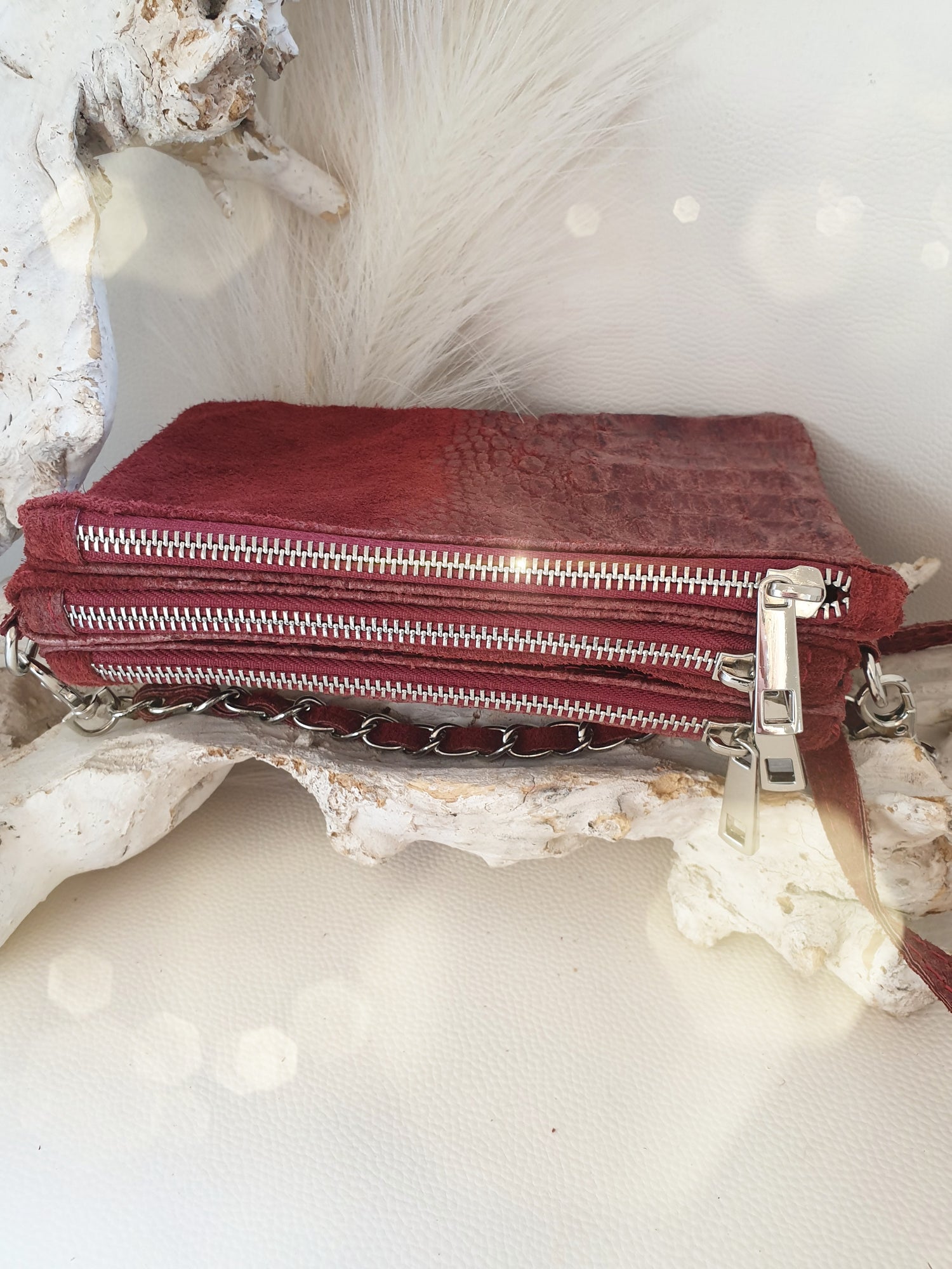 Umhängetasche Clutch aus Wildleder mit Krokoprägung und drei getrennten Fächern in Rot