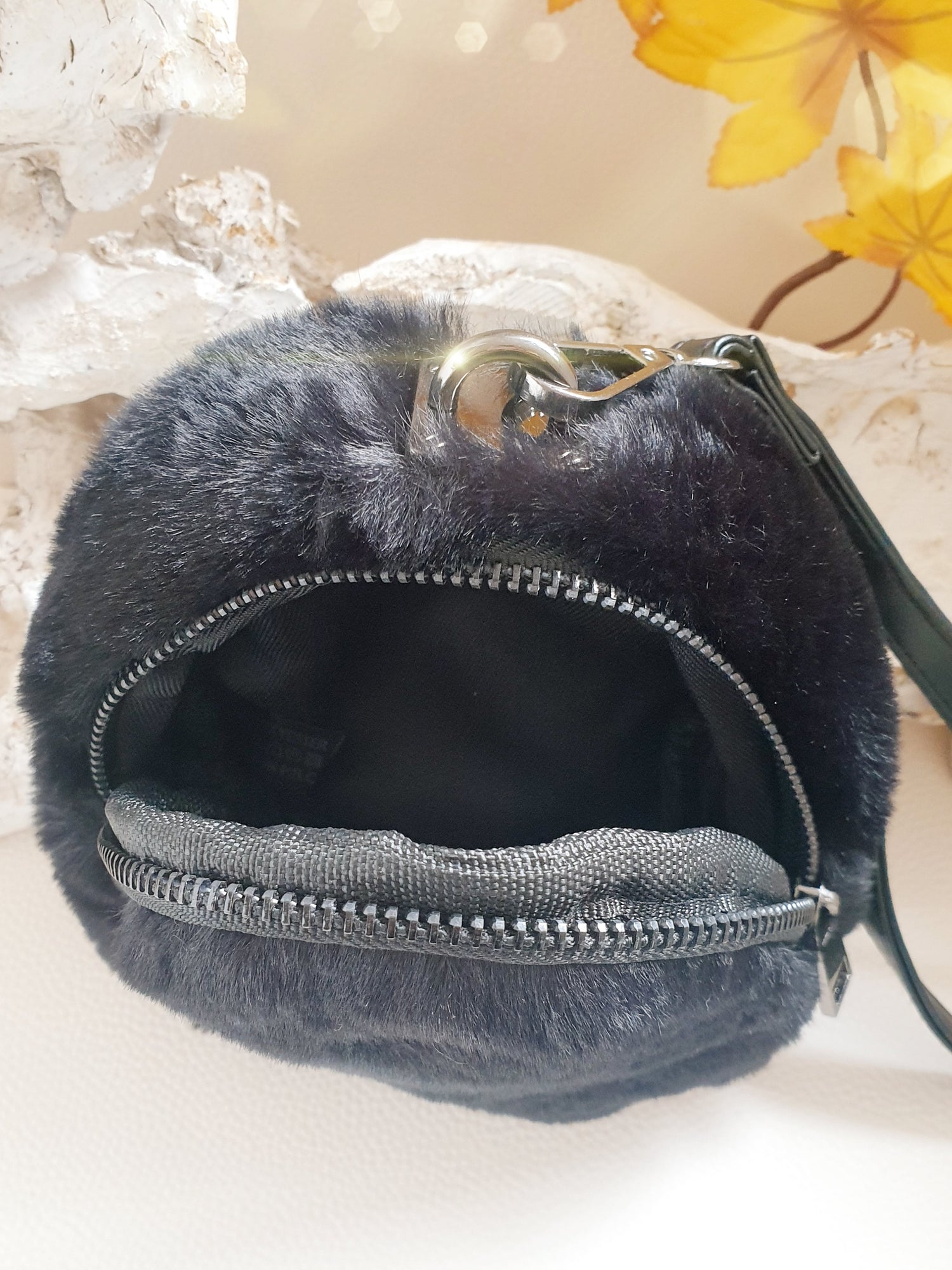 Mini bag taschenanhänger oder Schlüsselanhänger aus Kunstfell in Schwarz