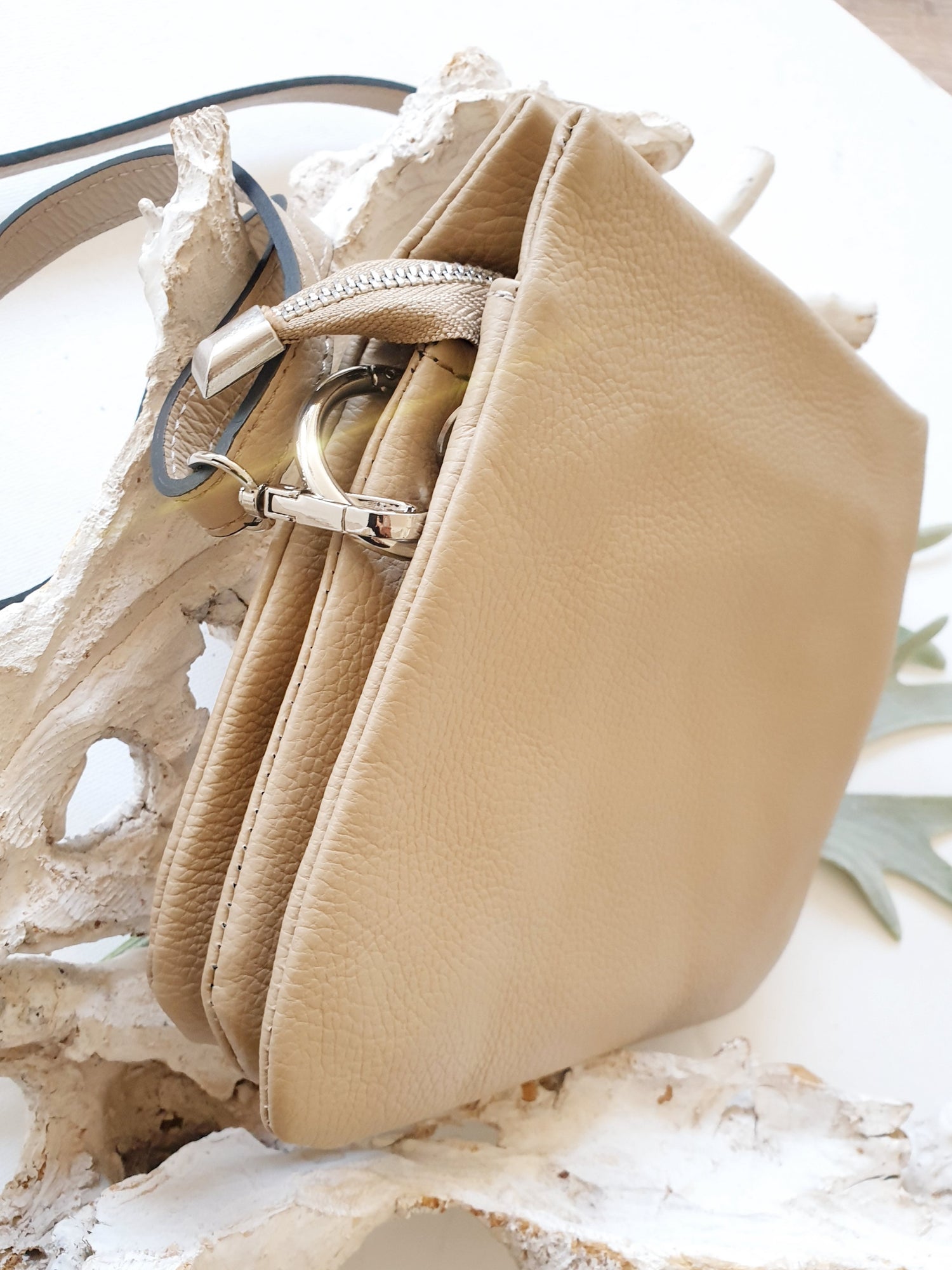 umhaengetasche-leder-taupe-beige-1