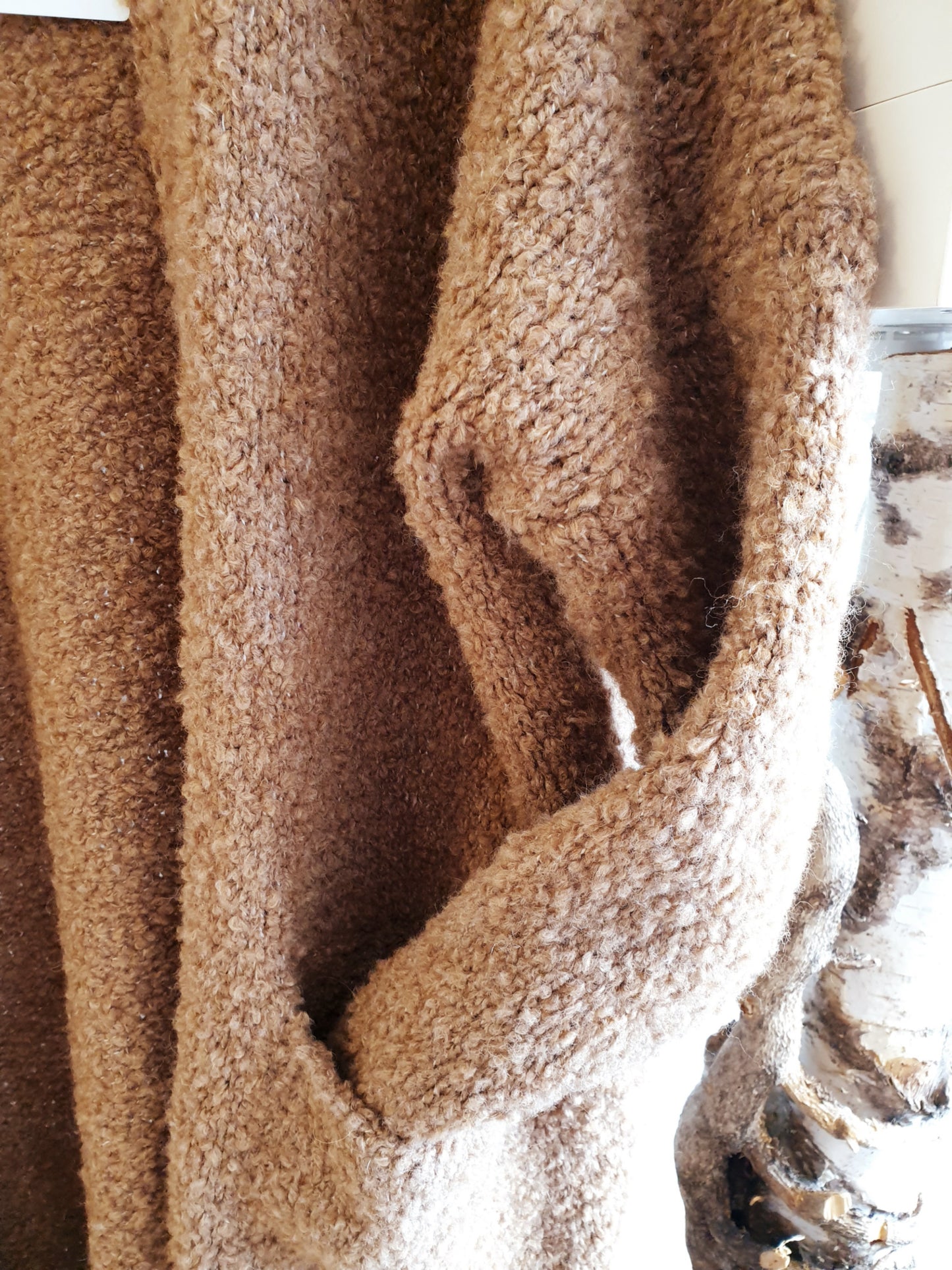 Lange Strickweste Strickmantel aus Boucégarn in Camel
