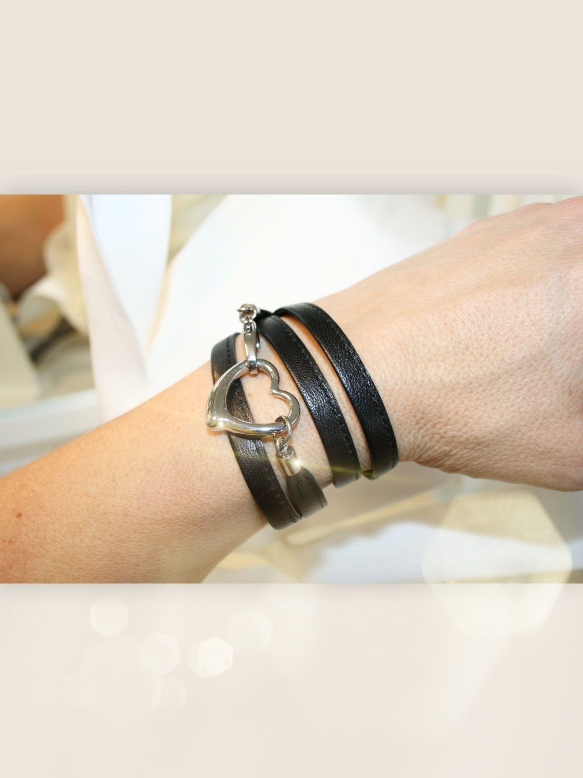 Wickelarmband aus schwarzem Leder mit Edelstahl Herz