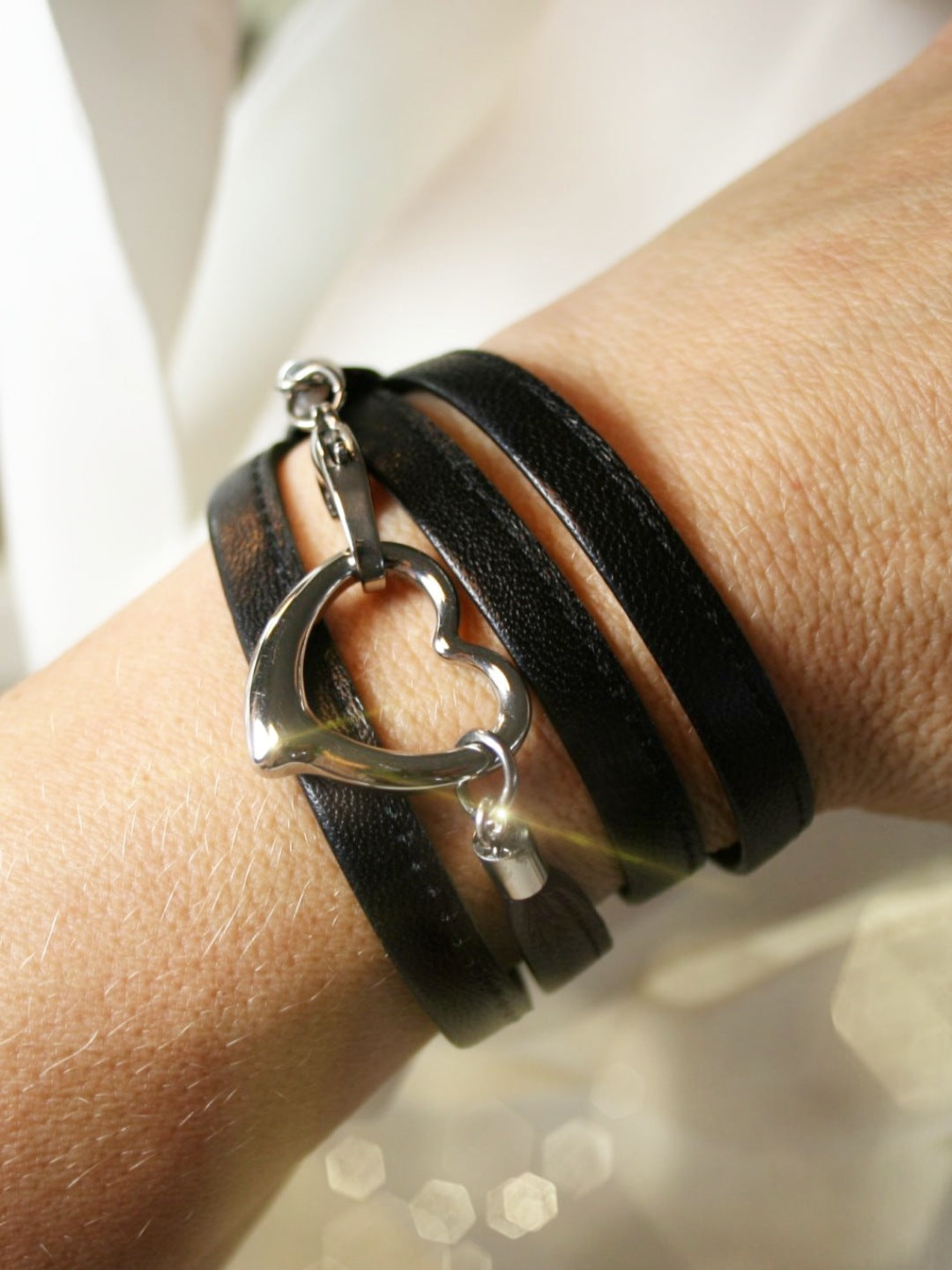 Wickelarmband aus schwarzem Leder mit Edelstahl Herz