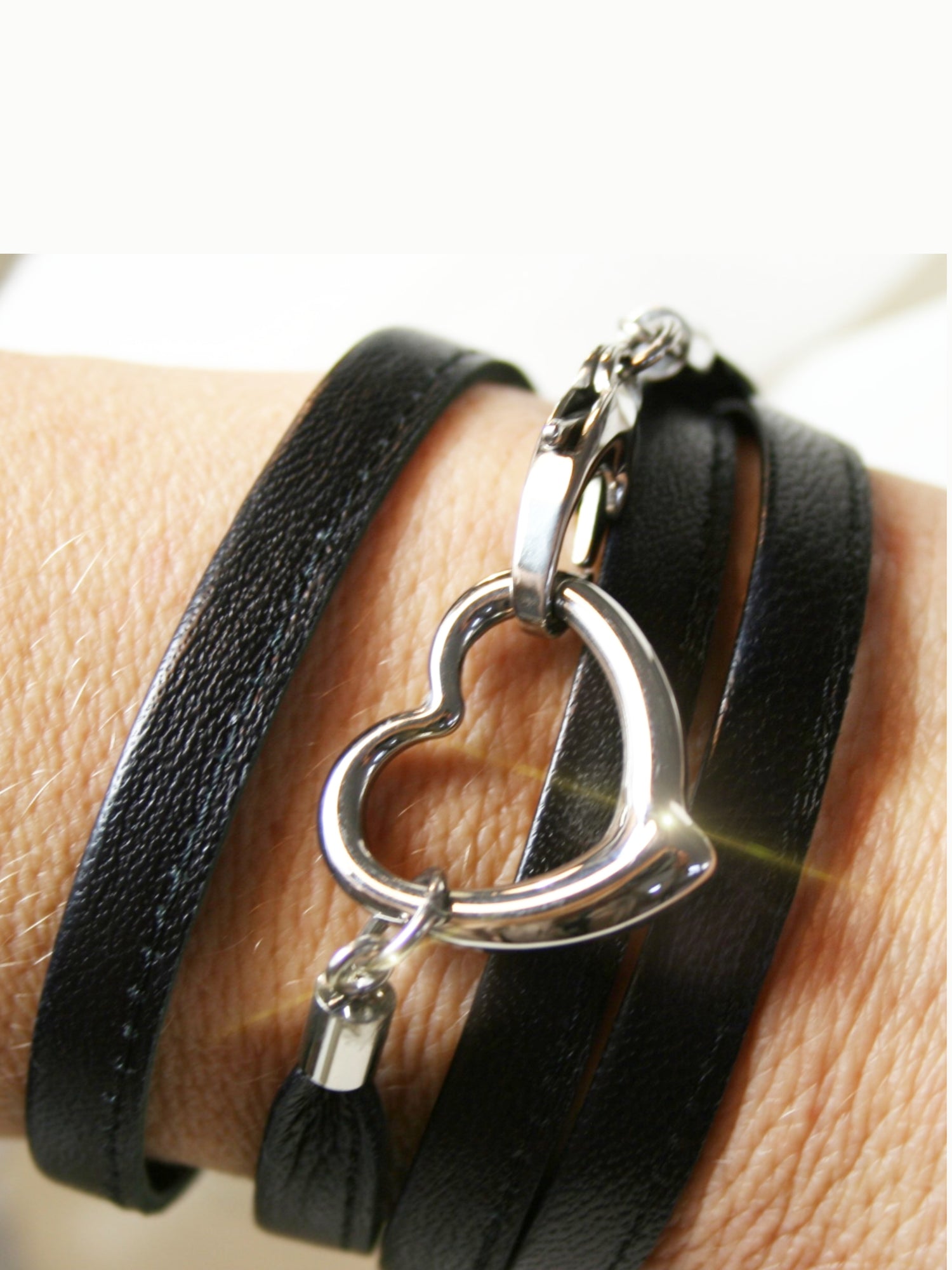 Wickelarmband aus schwarzem Leder mit Edelstahl Herz