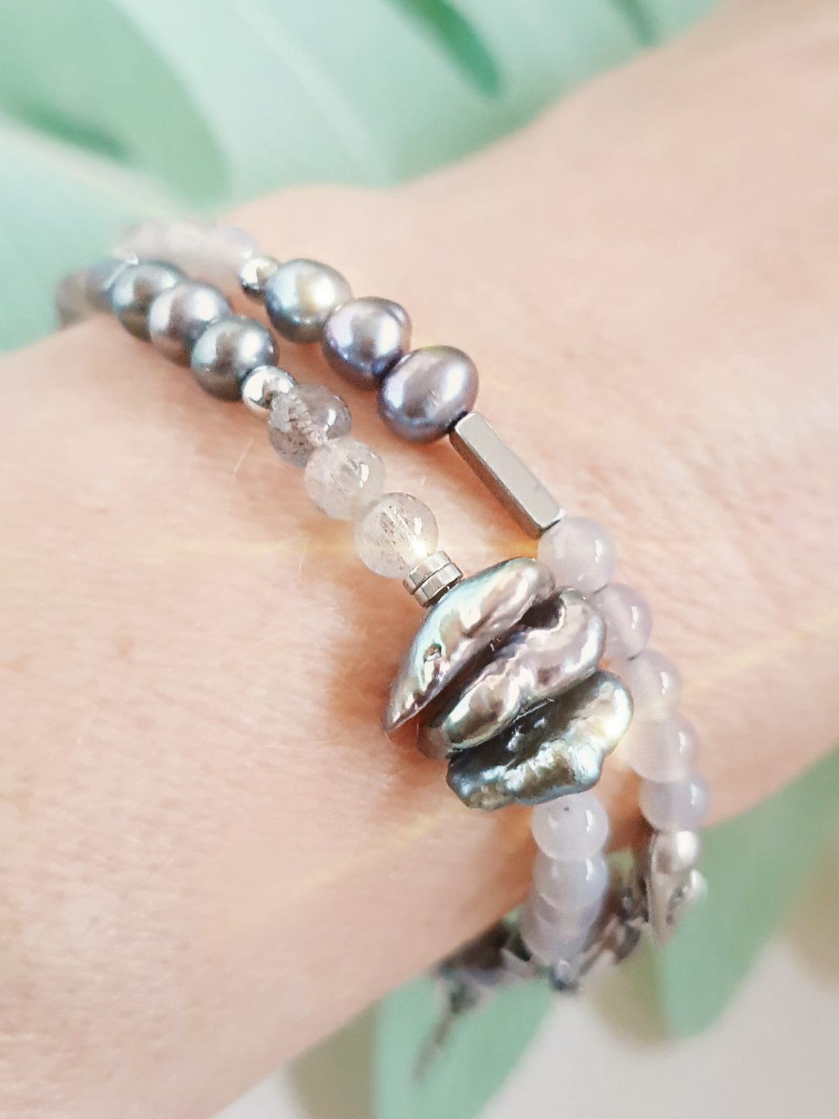 Perlenarmband mit dunklen Perlen zum Wickeln mit Achat und Hämatit Nahaufnahme