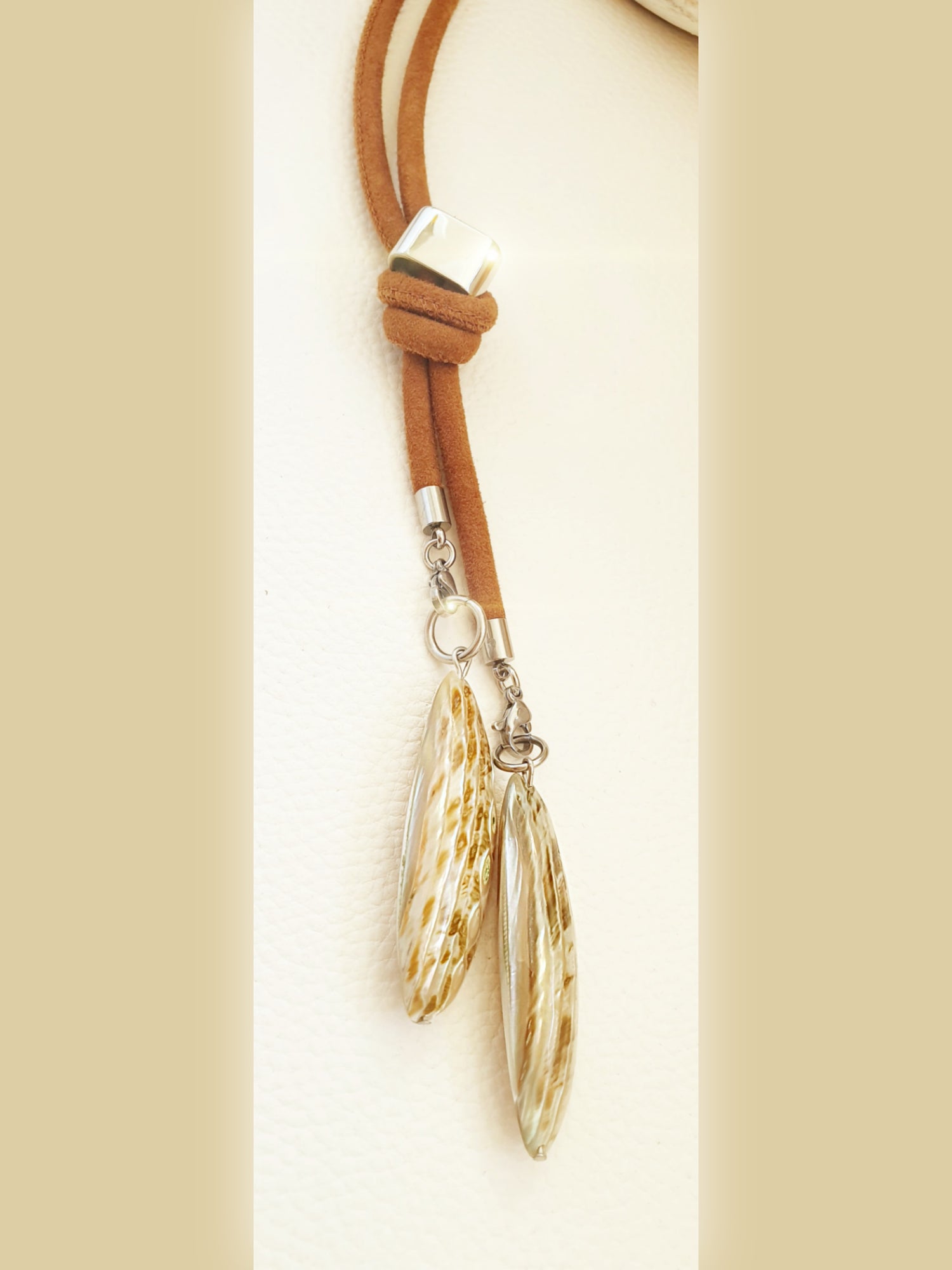 Kette aus Wildleder in Camel mit Muschelanhängern